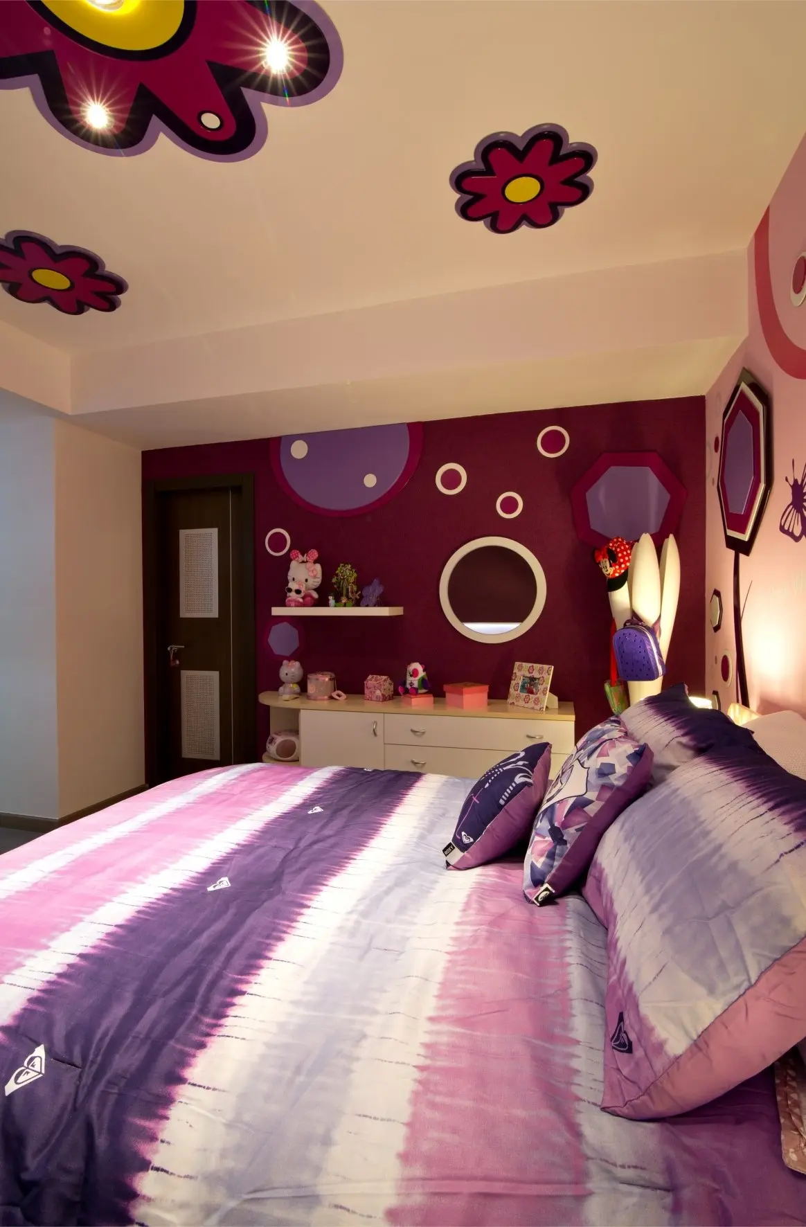 Pink and purple bedroom with flower lamps