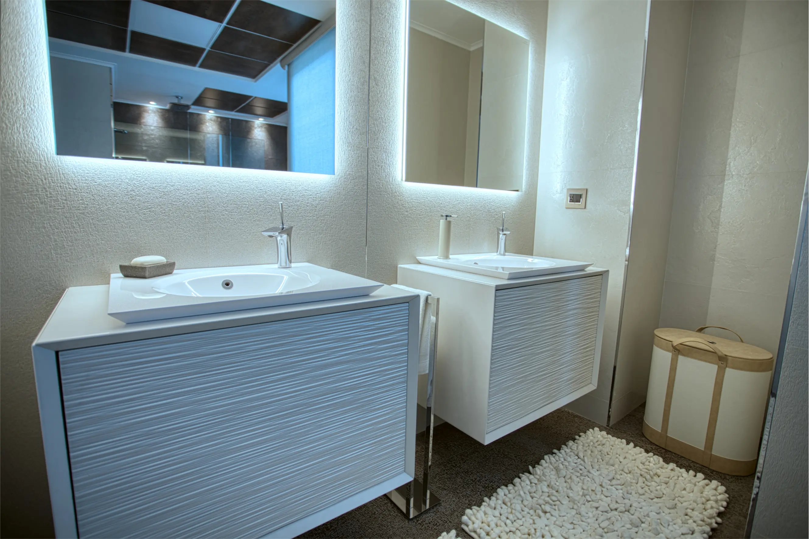 2 white sinks with mirrors
