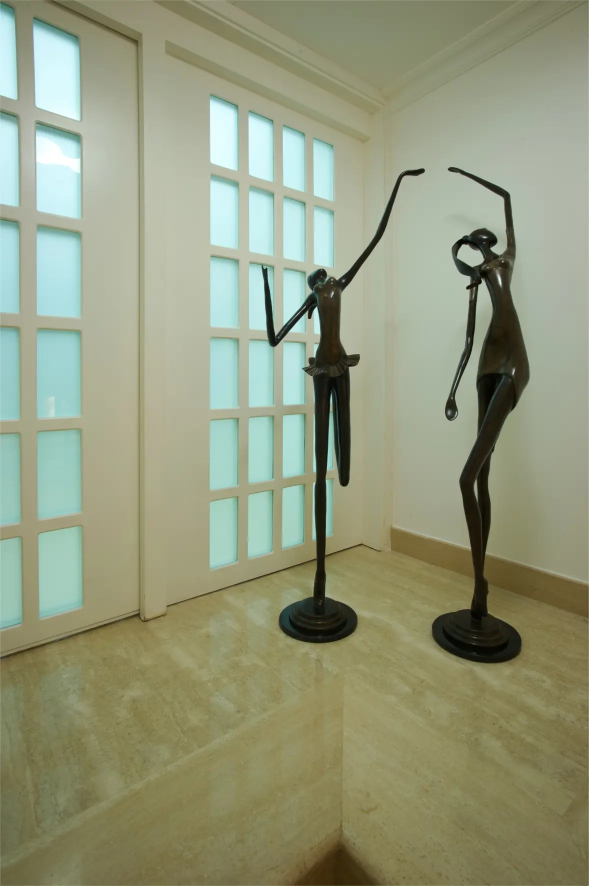 Sculpture of 2 women dancing