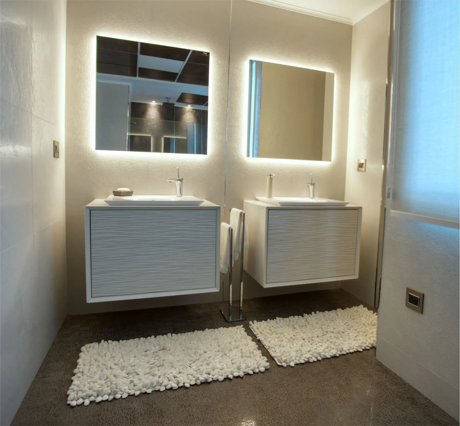 Bathroom with 2 sinks