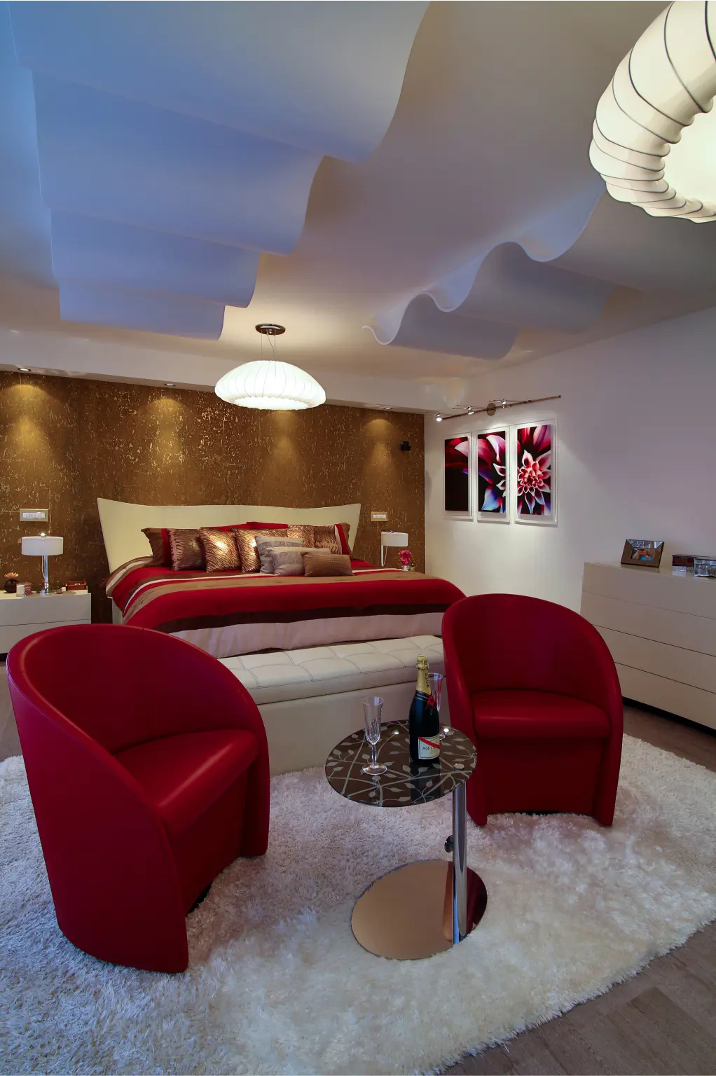 Master bedroom, inspired in the ocean with red details