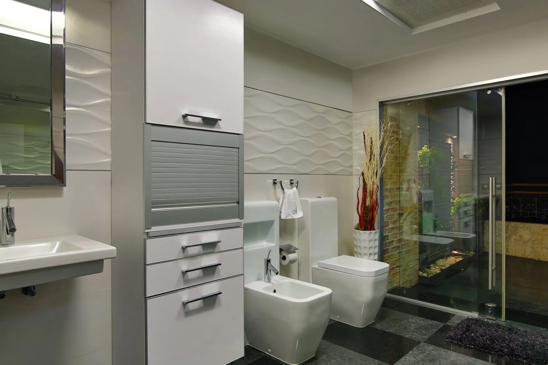 White bathroom with cristal door and terrace exit