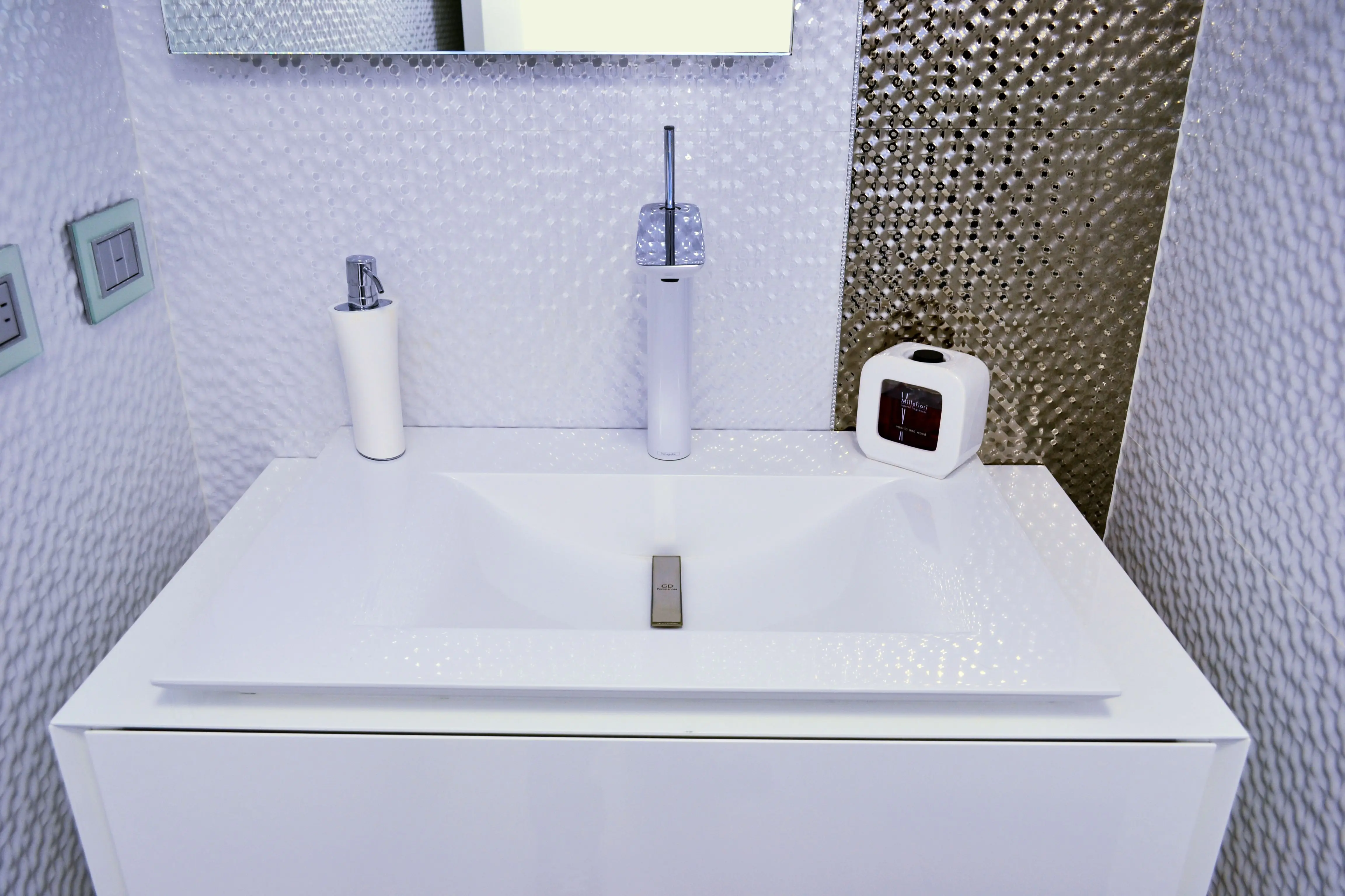White sink